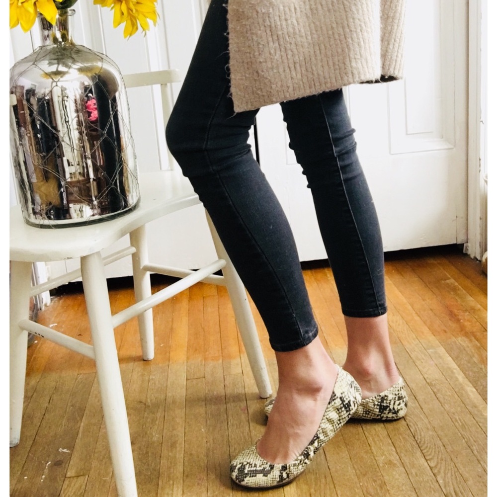 Adorable BCBG flats!!